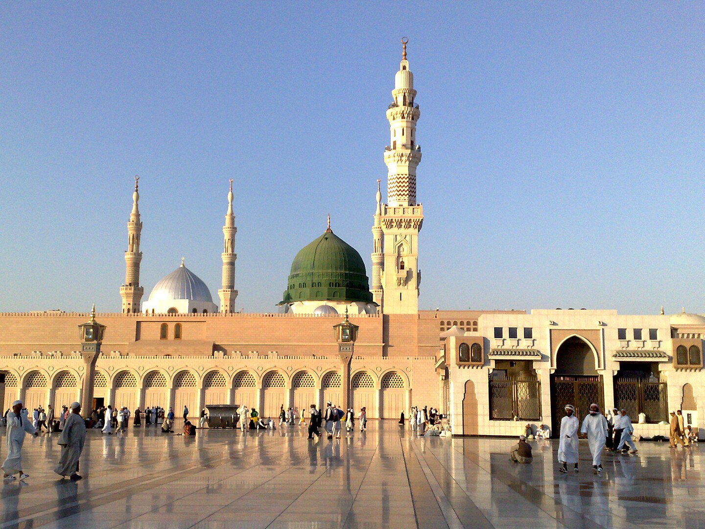 Raudhah adalah tempat istimewa yang terletak di dalam Masjid Nabawi, Madinah, Arab Saudi Dikenal sebagai "Taman Surga,"
